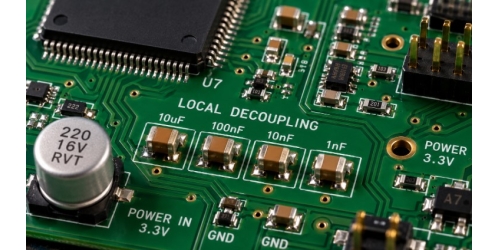 1µF ja 4.7µF MLCC:t paikalliselle virtasuodatukselle ja signaalin eristämiselle